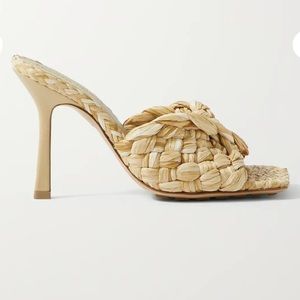 BOTTEGA VENETA
Intrecciato raffia mules Size 37